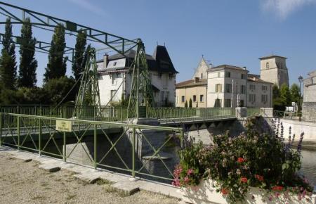 Réhabilitation du Pont Levis de Magné

 

Maitre d'ouvrage : C.A.N.

 


	Architecte : Chrétien Laurent
	Montant