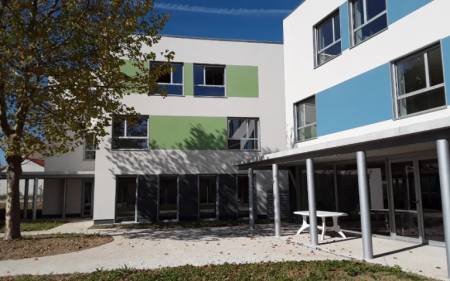 Extension de l'EHPAD du SIVU Nersac-Roullet-St Estephe

Création de 42 chambres pour une capacité d'accueil totale de 80 lits

 

Maitre