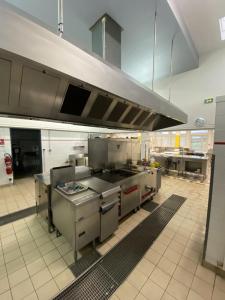 Restructuration de la cuisine afin de mutualiser la production des repas du coll&egrave;ge et des &eacute;coles de la commune.

Capacit&eacute; de 300