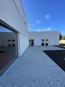 Construction d'un gymnase et r&eacute;habilitation du pas de tir &agrave; l&rsquo;arc existant sur le site du complexe du trait d&rsquo;union.

Le