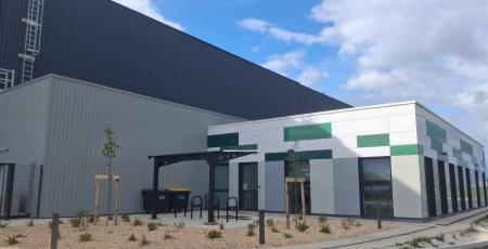 Construction d&rsquo;un b&acirc;timent de stockage comprenant 2 cellules de stockage, quai de chargement et bureaux.

Maitre d'ouvrage : SCI LES